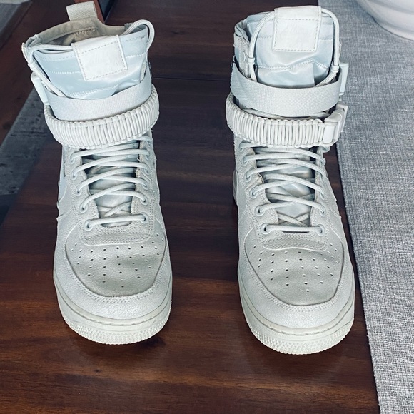NIKE SF Air Force 1 High-Top, Women’s 9.5
Waterproof, light silver/Mica Green - Picture 8 of 11